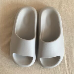 Minimalist Slide Sandals in Light Gray